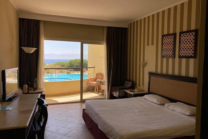 Room 6 of 16