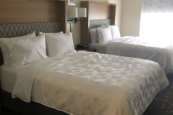 1 Queen Bed (11 of 23)