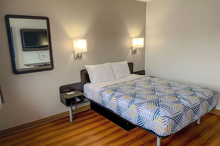 1 Queen Bed (1 of 16)
