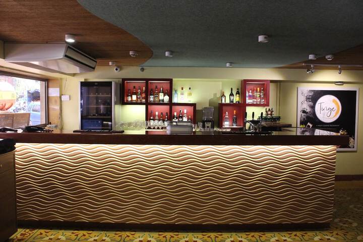 Lounge 21 of 24