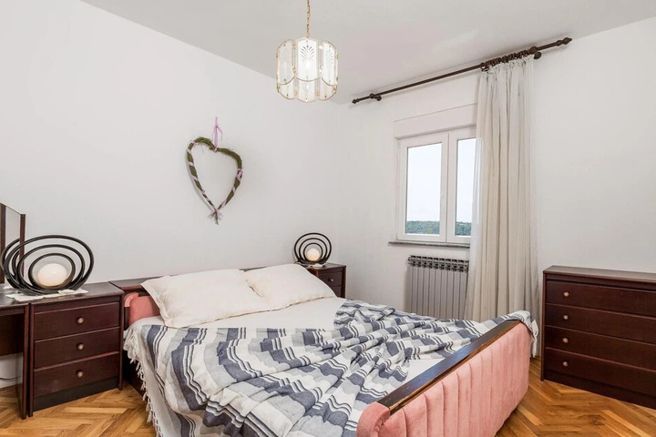 Room 4 of 17