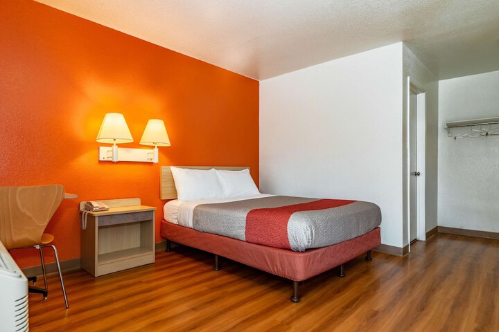 Deluxe Queen Bed (8 of 8)