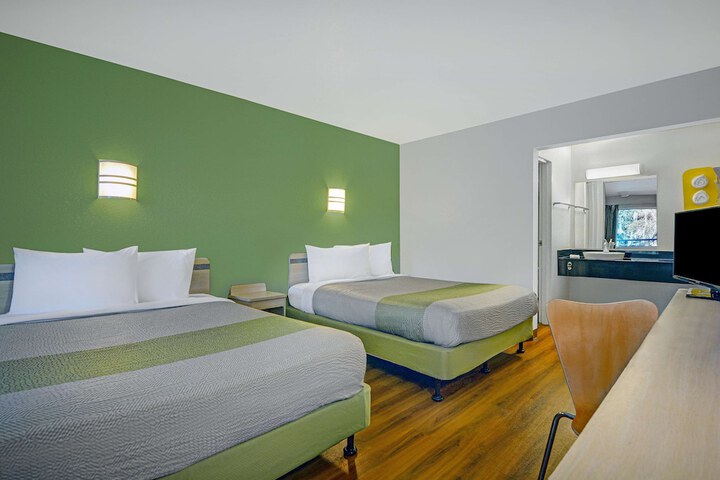 Queen Room with 2 Queen Beds Disability Accessible (11 of 19)