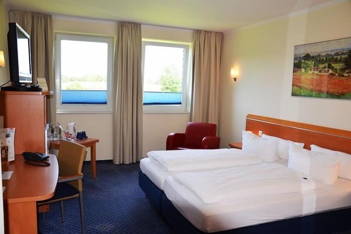 Room 6 of 16