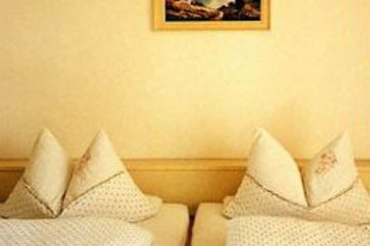 Room 12 of 20
