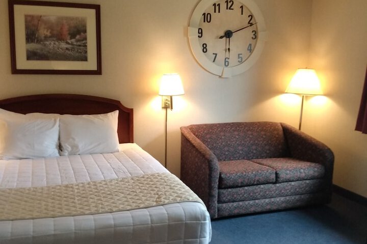 1 Queen Bed (3 of 6)