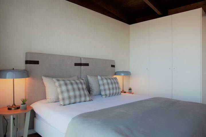 Room 3 of 122