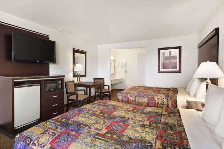 2 Queen Beds (1 of 4)