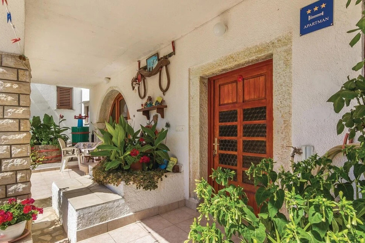 Stunning Home in Porec With Wifi and 2 Bedrooms