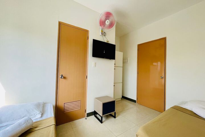 Room 4 of 8