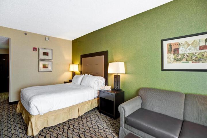 1 King Bed (1 of 15)