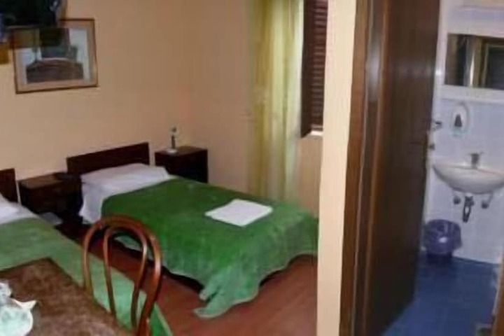 Room 17 of 44