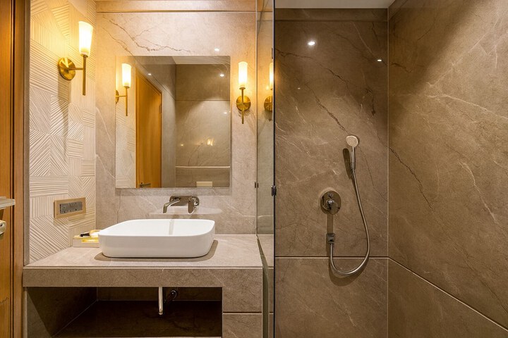 Room 4 of 61