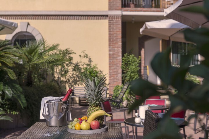 Hotel Exterior 33 of 43
