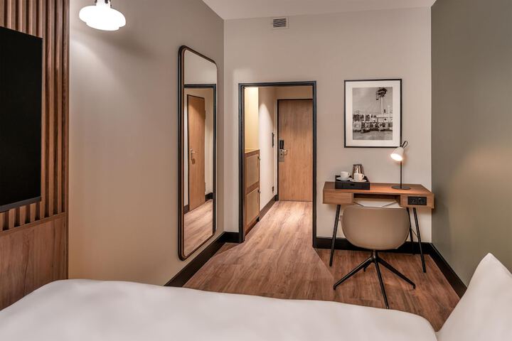 Room 10 of 32
