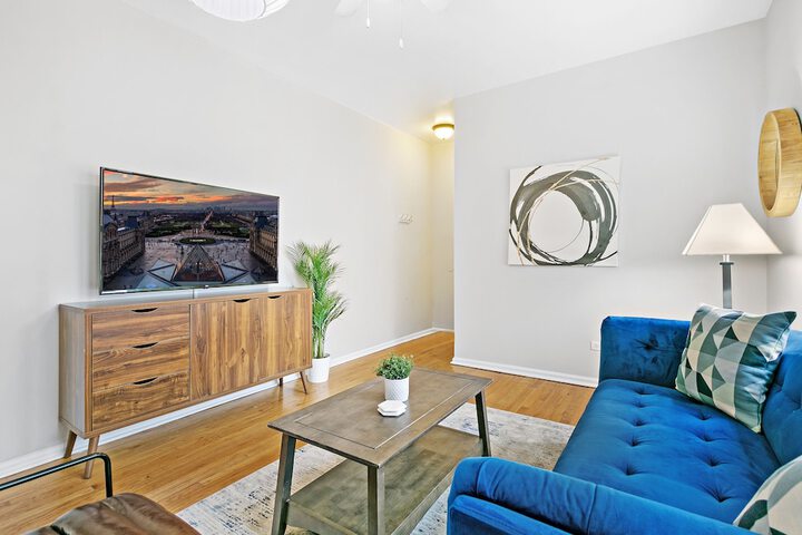 1BR Apt with King Bed in Rogers Park in Chicago, IL