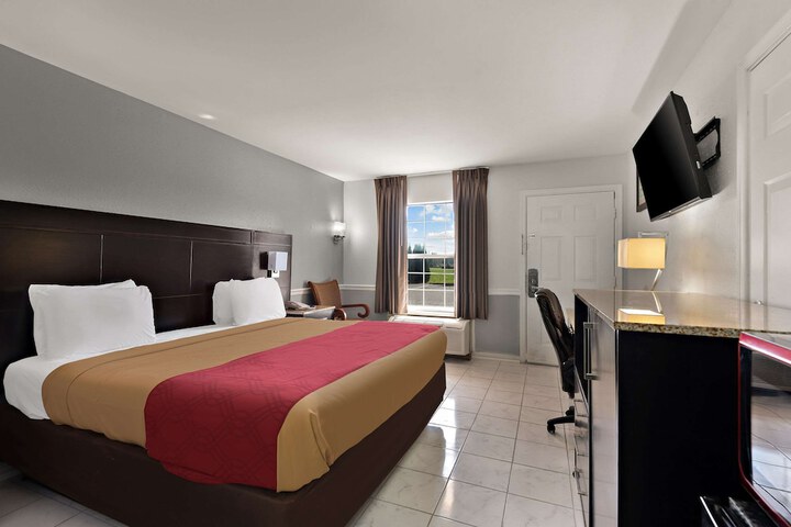 1 King Bed (10 of 11)