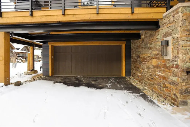Five Peaks Townhouse with Garage and Hot Tub by RedAwning