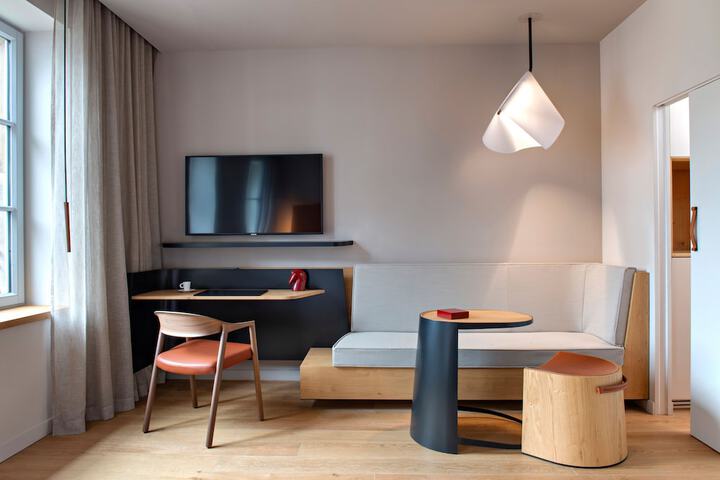 Room 28 of 60