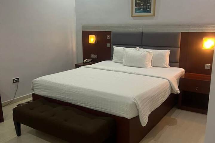 Room 9 of 33