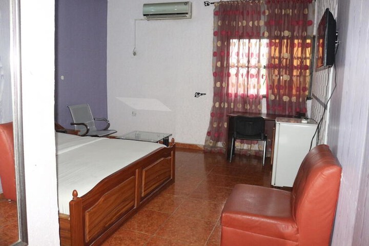 Room 6 of 13