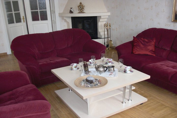 Lounge 37 of 52