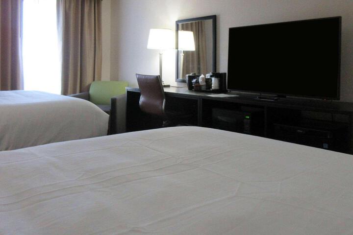 2 Queen Beds (16 of 17)
