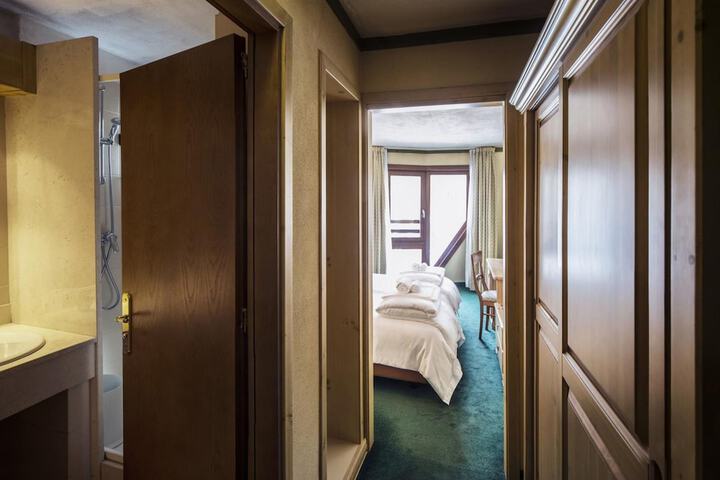 Room 16 of 37