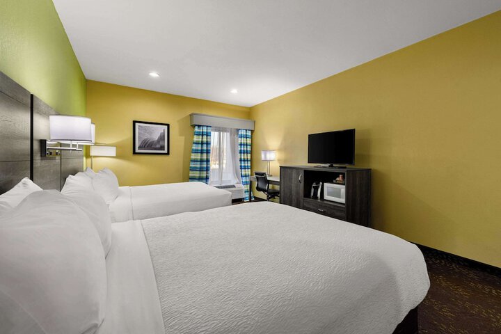 2 Queen Beds (2 of 9)
