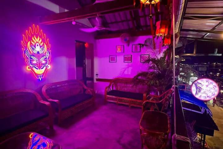 Lounge 16 of 18