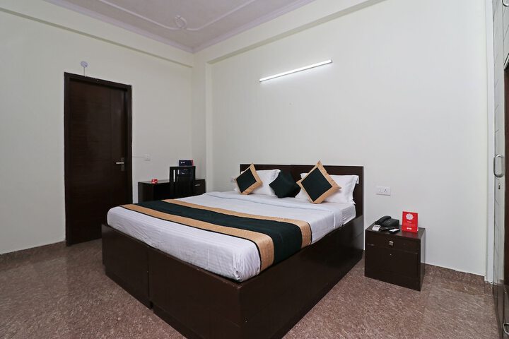 Room 6 of 12