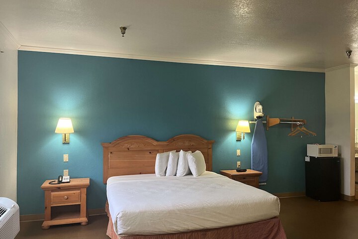 1 King Bed (2 of 16)