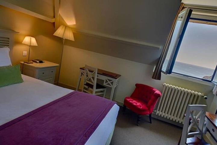 Room 8 of 76