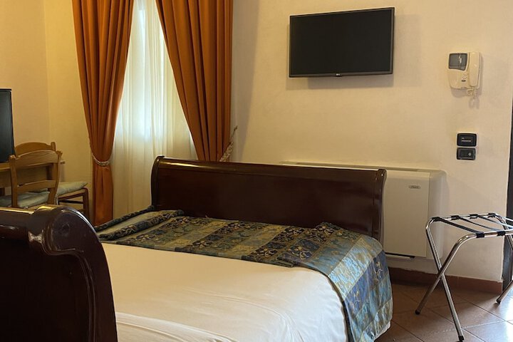 Room 8 of 166
