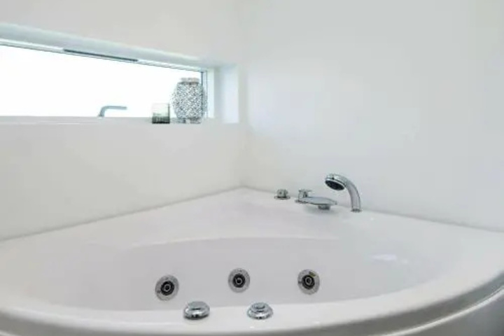 Room 7 of 16