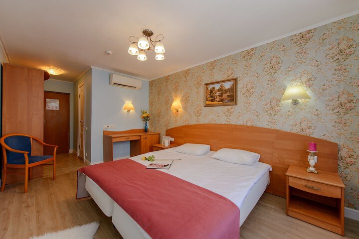 Room 8 of 72