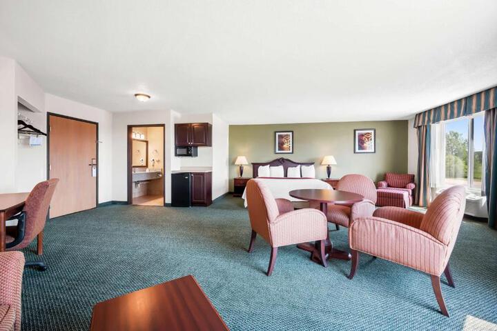 1 King Accessible Bathtub Microwave, Refrigerator WiFi Full Breakfast (18 of 18)