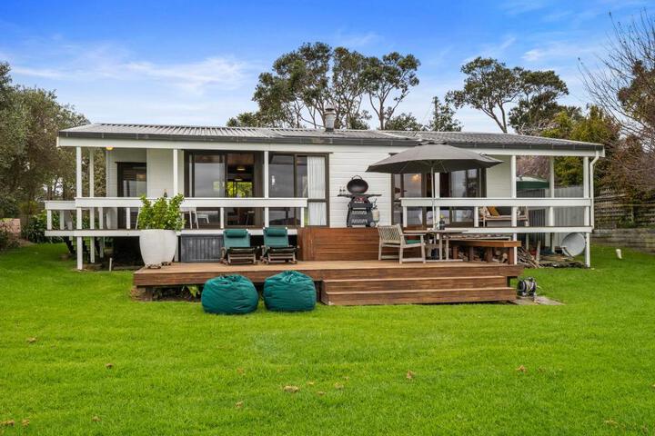 Peaceful Picnic Bay - Surfdale Holiday Home
