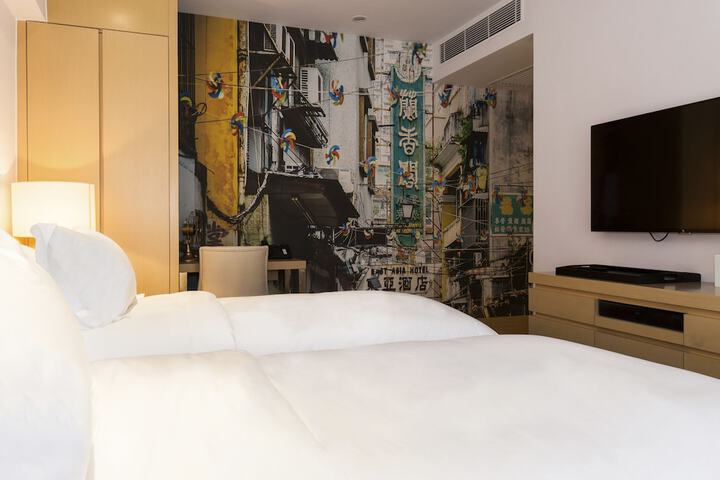 Room 13 of 37