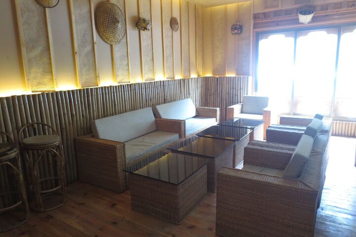 Lounge 19 of 37