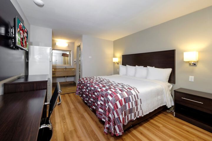 ADA Accessible Deluxe King with Roll in Shower (5 of 24)