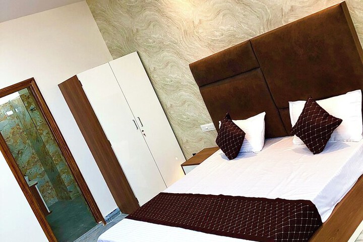 Room 6 of 18