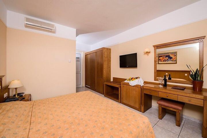 Room 28 of 340
