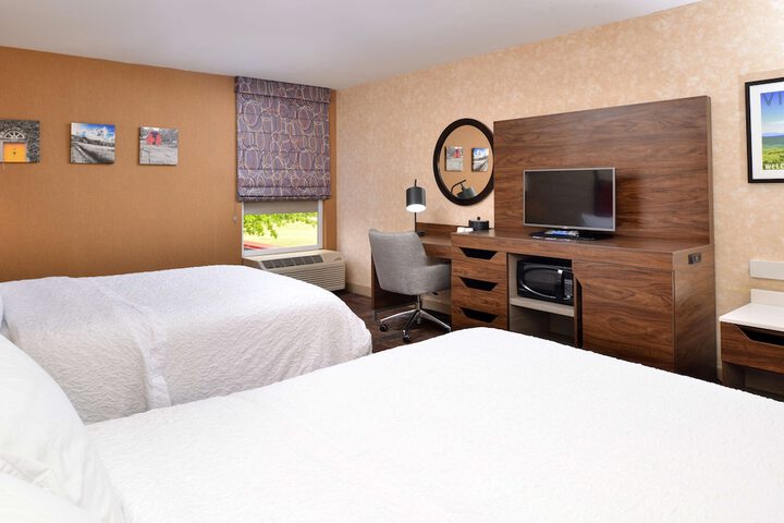 1 Queen Bed (2 of 20)
