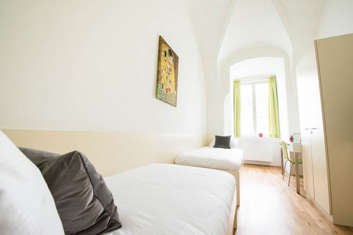 Room 6 of 80