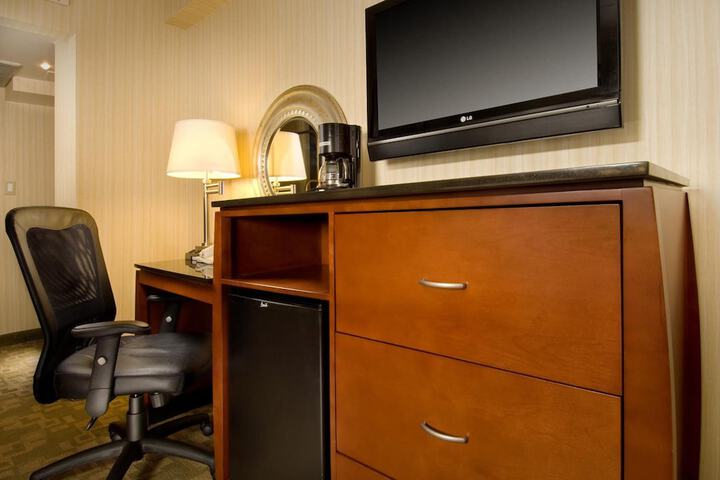1 Queen Bed (8 of 9)
