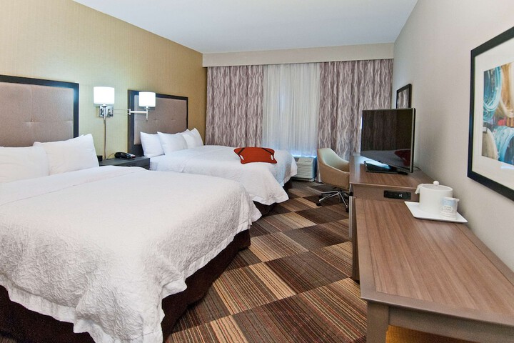 2 Queen Beds Hearing Accessible (1 of 5)