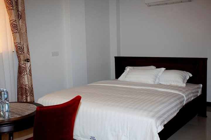 Room 5 of 117
