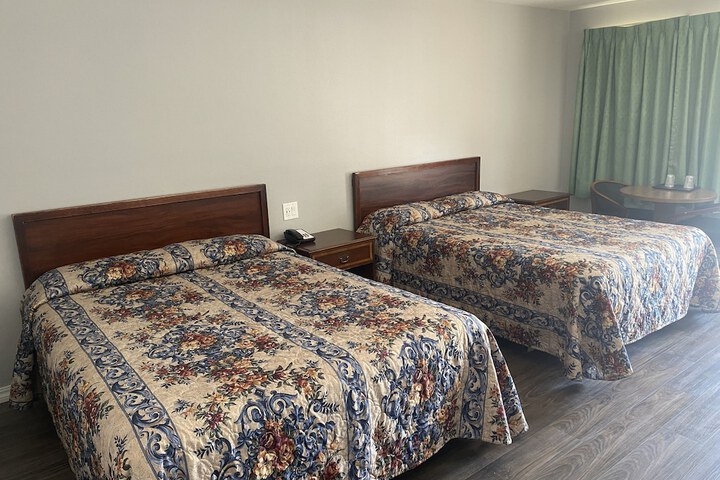 Deluxe Room 1 Queen Bed (2 of 21)