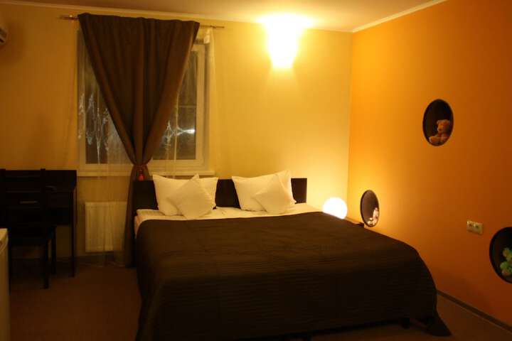 Room 8 of 16